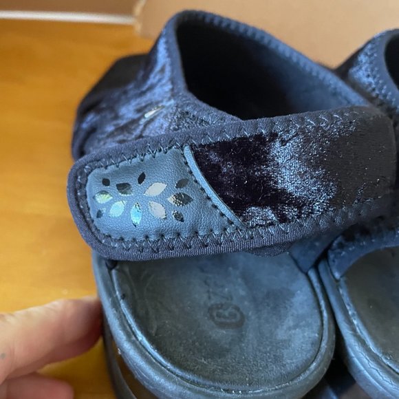 Bzees Comfort Wedge Sandal Black Crushed Velvet Open Toe Lightweight Drama 10W - Picture 7 of 11